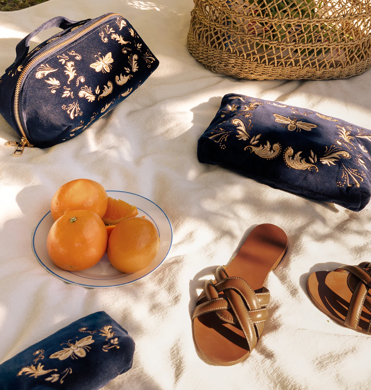 Proven√ßal Bee Open Flat Makeup Bag - Image 2