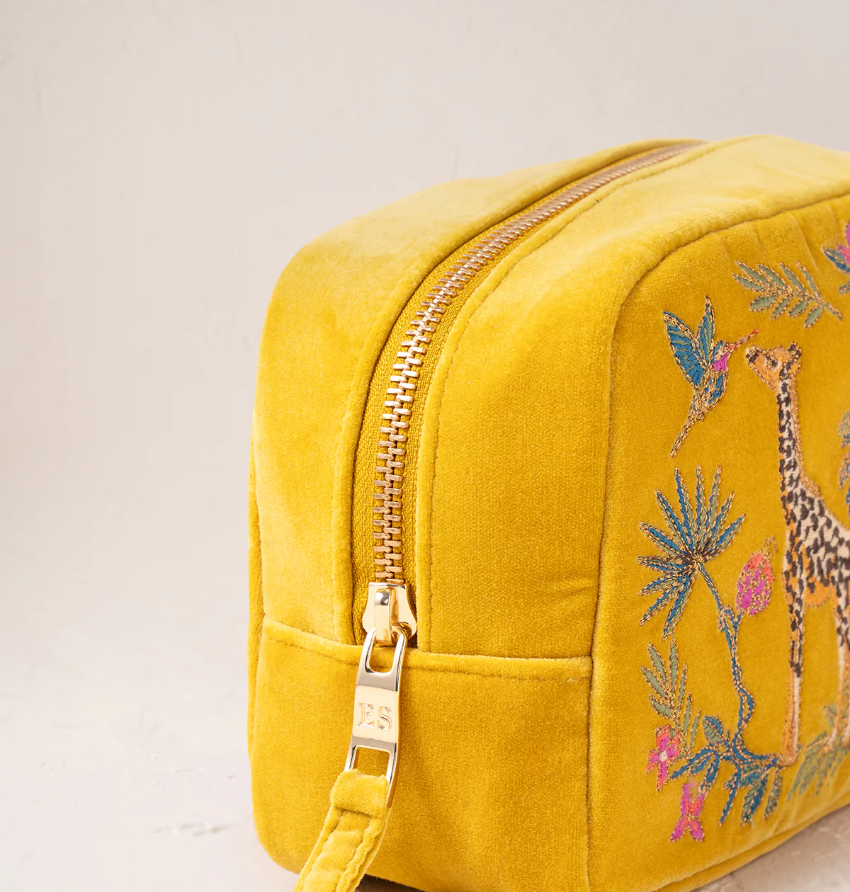 Wild Giraffe Palm Makeup Bag - Image 3