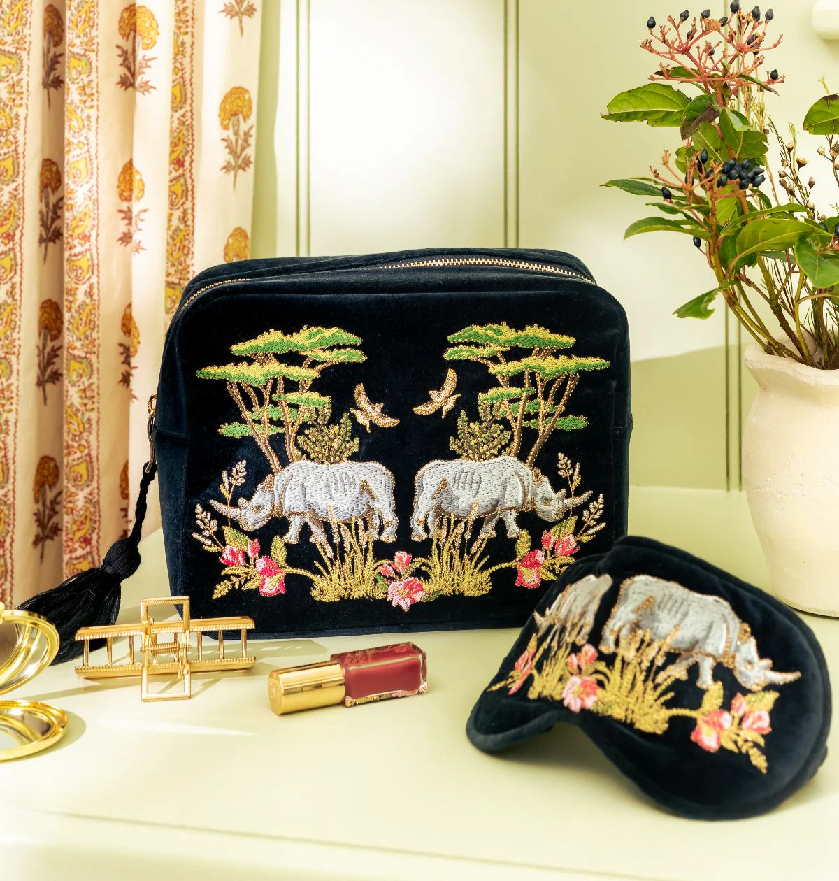 Wild Rhino Velvet Wash Bag - Image 2